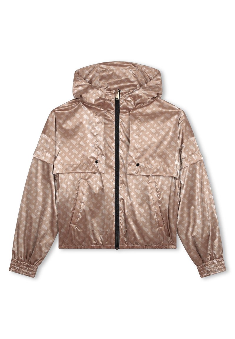 Krátká, kapucová bunda v světle růžovém saténu s jemným geometrickým vzorem, vybavená předním zipem a dvěma náprsními kapsami.