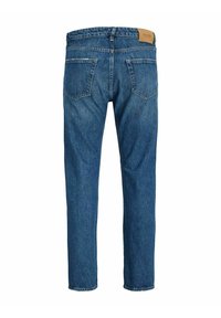 Blå denimjeans med en avslappet passform, som har en beige lærlapp ved midjebandet og to baklommer. Lett falming over hele stoffet.