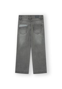 Jeans de denim gris con corte recto; cuenta con dos bolsillos traseros, uno con un acento lateral, y una sutil textura descolorida.