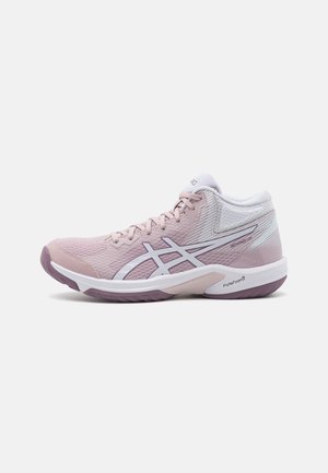 Zapatilla deportiva rosa claro con suela blanca y morada, franjas blancas con logo, parte superior de malla y cordones, mostrada desde el lado exterior.