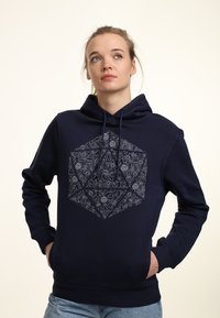 Mörkblå hoodie i mjukt material med ett geometriskt, detaljerat vitt mönster på framsidan. Inkluderar dragsko-huvud och känguruficka.