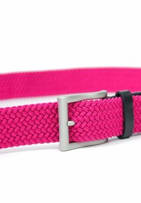 Cintura elastica intrecciata rosa con fibbia in metallo argento e un accento in pelle nera. Presenta un design texturizzato per flessibilità e comfort.