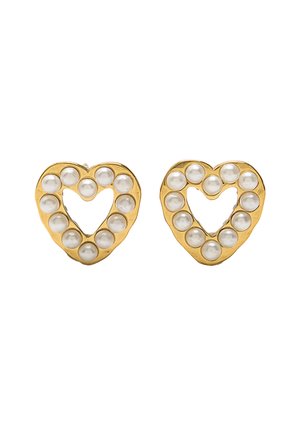 Złote sercowe kolczyki ozdobione okrągłymi białymi perłami, z otwartym środkiem i teksturowanym wykończeniem.