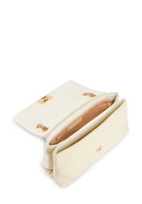 Borsa a tracolla intrecciata bianca con hardware dorato, esterno testurizzato e interno liscio. Presenta una chiusura a scatto e un divisorio organizzativo.