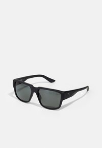 Ochelari de soare negri în formă de pătrat, cu lentile gri. Fabricati din plastic mat, având un design minimalist și accente subtile cu logo pe brațe.