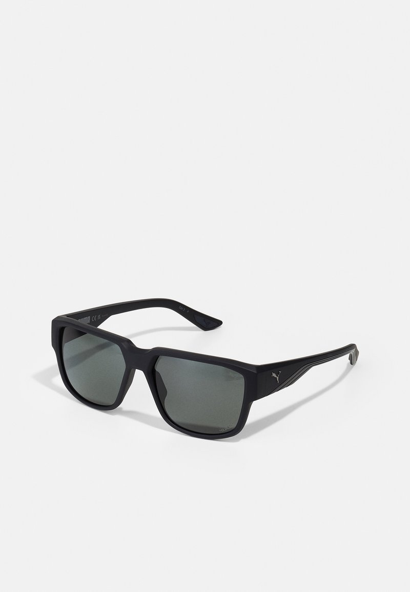 Ochelari de soare negri în formă de pătrat, cu lentile gri. Fabricati din plastic mat, având un design minimalist și accente subtile cu logo pe brațe.