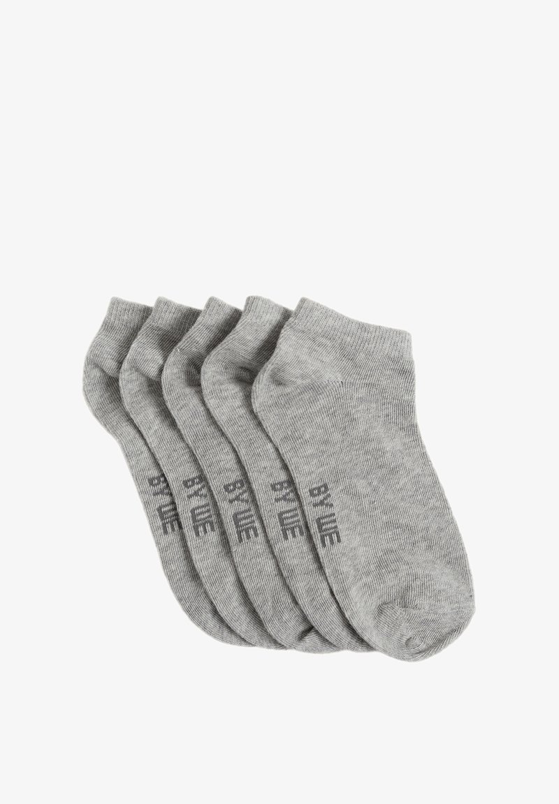 Herre ankelsokker i grå, lavet af blødt bomuldsblanding. Har en ribbet tekstur og 'BY ME' trykt i mørkegrå på siden. Pakke med fem.