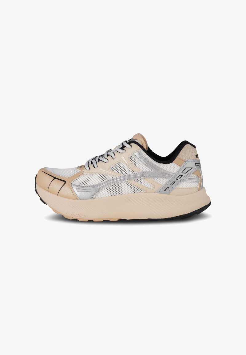 Scarpe da corsa beige con parte superiore in rete, accenti argento, lacci neri e colletto imbottito. Suola flessibile progettata per comfort e supporto.