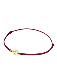 Rotes Schnurarmband mit einem goldenen Smiley-Gesicht Charm, glatte Textur und einfachem Knoten-Detail für eine anpassbare Größe.