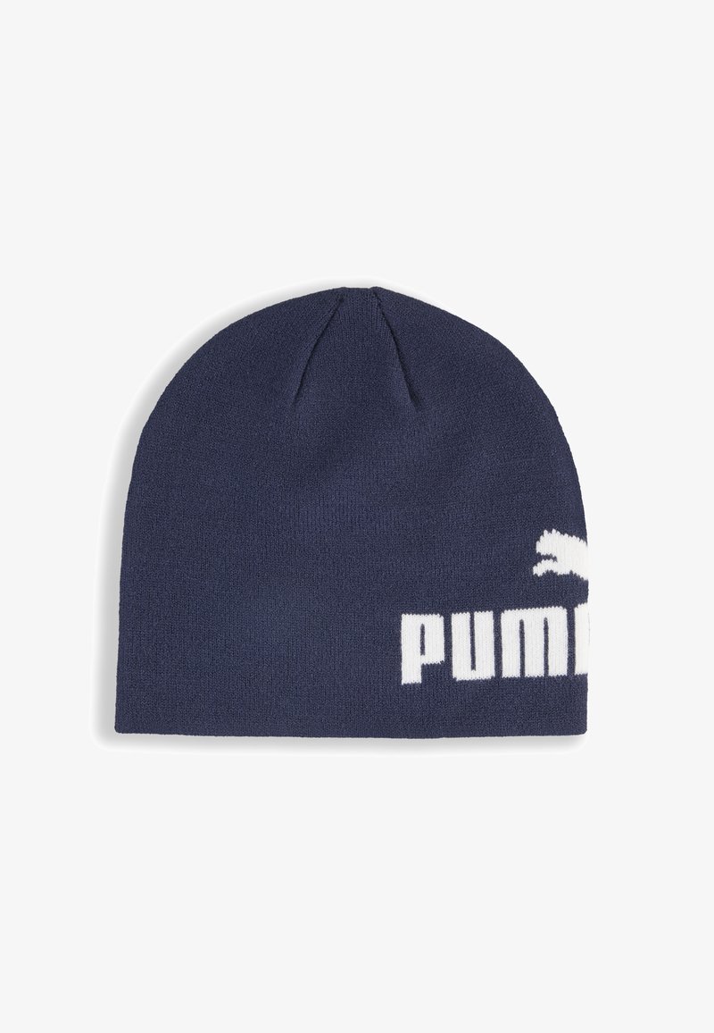 Gorro de punto azul marino con texto y logo de Puma en blanco, parcialmente visible en la parte inferior derecha, sobre un fondo blanco.