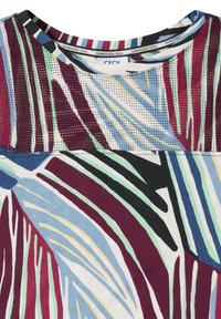 T-shirt à col rond avec des rayures abstraites multicolores et un panneau en tissu mesh à l'encolure, comprenant un mélange de teintes vives et pastel.