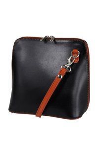 Schwarze Ledertasche mit glatter Oberfläche, orangefarbenen Akzenten und abnehmbarem Gurt. Mit Reißverschluss und silbernen Beschlägen. Quadratische Form.