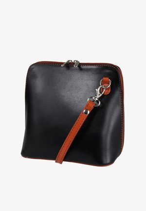 Zwarte leren tas met een gladde afwerking, oranje accenten en een afneembare riem. Voorzien van een ritssluiting en zilverkleurige hardware. Vierkante vorm.