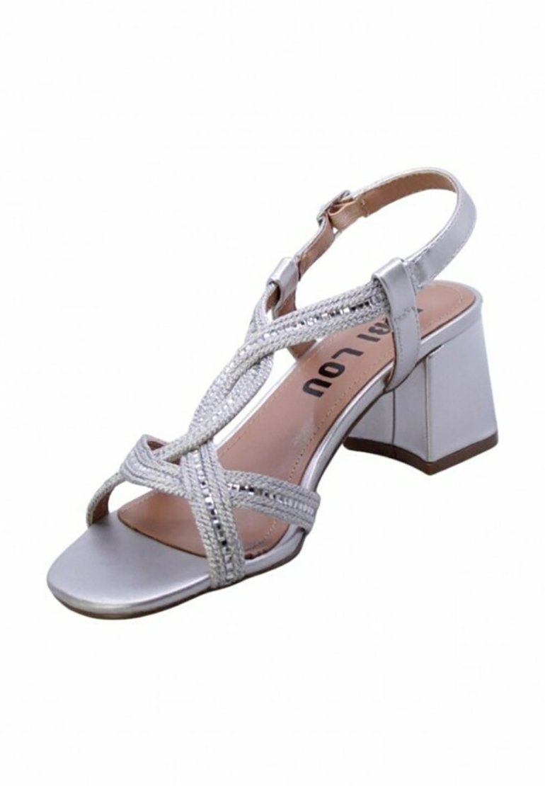Sandalia plateada con tacón cuadrado, diseño de tiras cruzadas adornadas con rhinestones y un acabado suave y brillante.