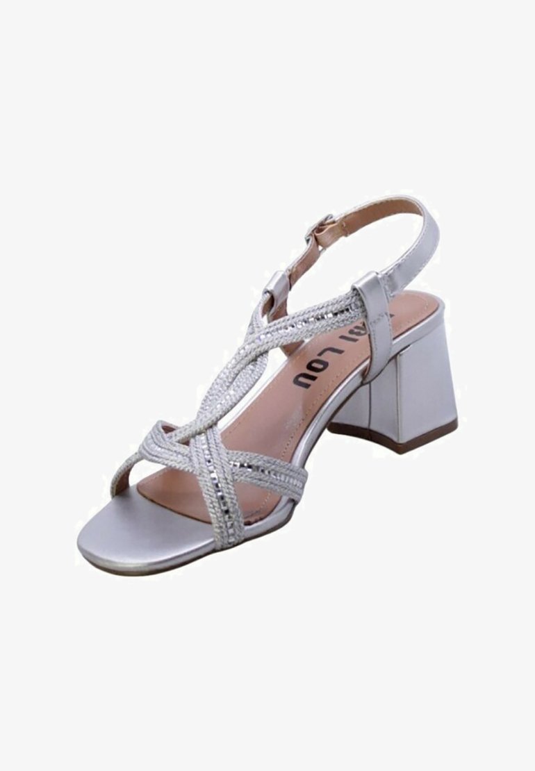 Sandalia plateada con tacón cuadrado, diseño de tiras cruzadas adornadas con rhinestones y un acabado suave y brillante.