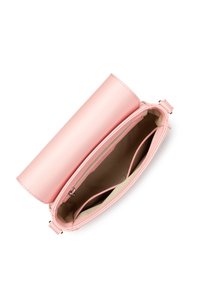 Borsa a tracolla in pelle rosa con una texture liscia, caratterizzata da una chiusura a patta arrotondata e un interno beige. Include una tasca con zip e scomparti.