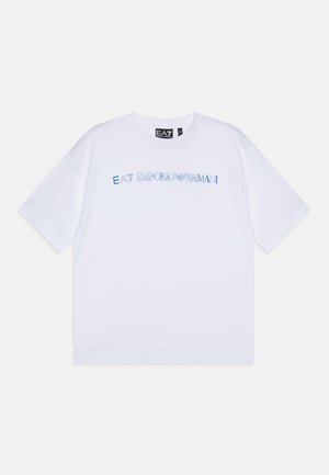 Biely bavlnený tričko s okrúhlym výstrihom a krátkymi rukávmi, na prednej strane s modrou výšivkou loga "EA7 EMPORIO ARMANI".