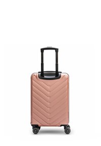 Maleta de hard-shell color oro rosa con cuatro ruedas giratorias y un asa telescópica negra extensible sobre un fondo blanco.