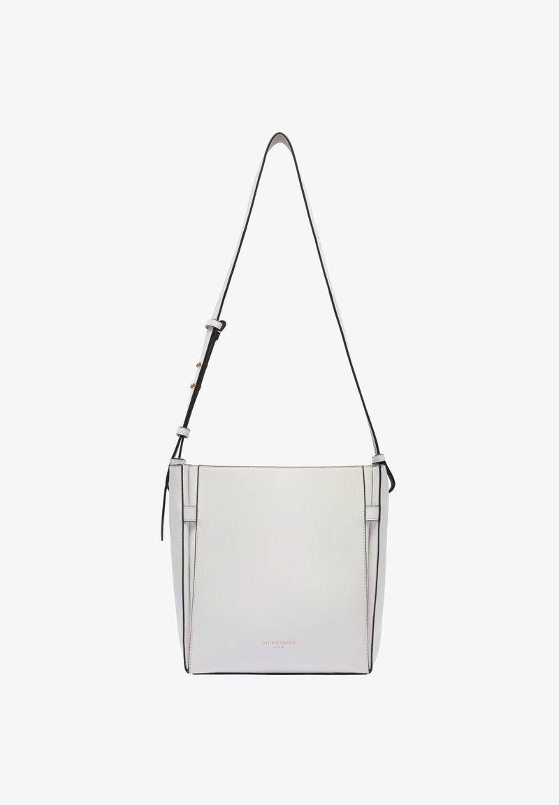 Biała skórzana torba na ramię o minimalistycznym designie, czarnych akcentach, regulowanym pasku i złotych detalach przy pasku.