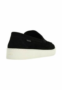 Schwarze Wildleder Slipper mit einer weißen Gummisohle, flaches Design und dezente Markenkennzeichnung an der Seite.
