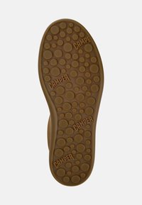Suola di scarpa in gomma marrone con motivi circolari in rilievo e logo "CAMPER". Taglia 42 riportata sul lato, che offre una presa testurizzata.