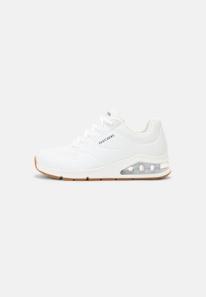 Weiße Skechers Sportsneaker mit Schnürung vorne, perforierten Details, sichtbarer Luftdämpfung in der Sohle und Gummilaufsohle.