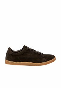 Zapatillas de ante marrón oscuro con un perfil bajo, punta redondeada y suela de goma color caramelo. Cuenta con seis ojales y cordones a juego.
