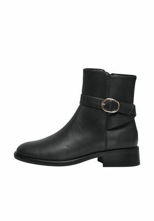 Schwarzer Lederknöchelstiefel mit niedrigem Absatz, runder Zehe und dekorativem Riemen mit silberner ovaler Schnalle.