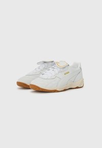 Witte sneakers van leer met een gestructureerde afwerking, met een ronde neus, witte veters en een buitenzool van gumrubber. Geaccentueerd met gele branding.