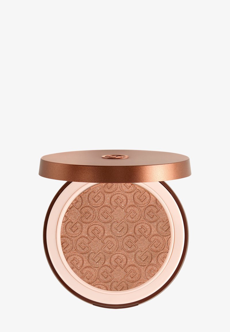 Poudre enlumineuse bronze compacte avec un motif de logos circulaires embossés et un couvercle métallique rose doré partiellement ouvert sur fond blanc.