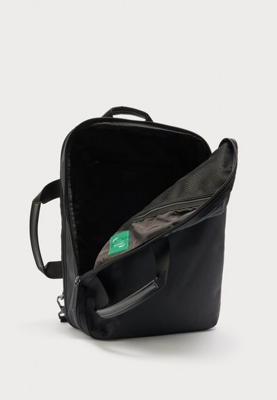 Μαύρο ορθογώνιο σακίδιο πλάτης με ανοιχτό το κύριο διαμέρισμα που δείχνει εσωτερική τσέπη με φερμουάρ από δίχτυ και επενδεδυμένες λαβές σε λευκό φόντο.