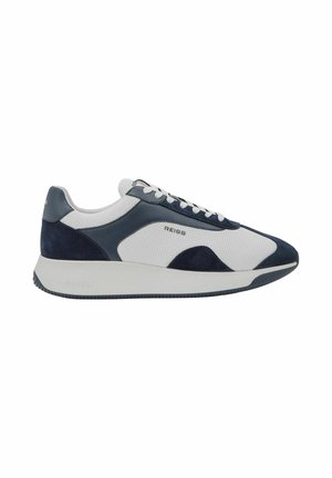 Nizka superga v beli mrežici z mornarsko modrimi usnjenimi ploščami, belimi vezalkami in debelim belim podplatom, z blagovno znamko "REISS" na strani in peti.
