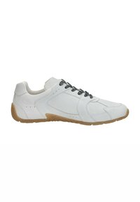 Witte sportieve schoen met een glad leren bovenwerk, ronde neus en een gestructureerde rubberen zool. Heeft zwarte veters en minimale stikseldetails.