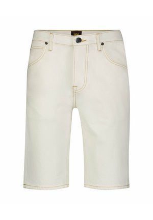 Pantalones cortos de mezclilla de color claro con un corte recto, diseño de cinco bolsillos y costuras amarillas que contrastan. Botón de metal negro y etiqueta con logo.