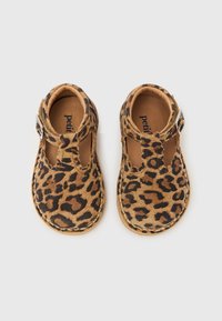Παπούτσια από σουέτ με λεοπάρ εκτύπωση σε μέγεθος για νήπια, με Τ-λουράκι και ασημένια αγκράφα, εμφανιζόμ ενα από πάνω σε λευκό φόντο.