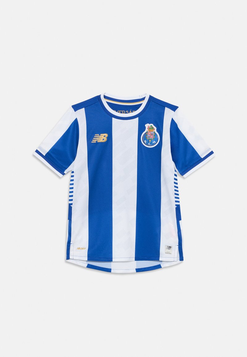 Blå och vit randig fotbollsdräkt med korta ärmar, rundad halsringning och en klubblogotyp på vänster bröst. Tillverkad av lättviktsmaterial.
