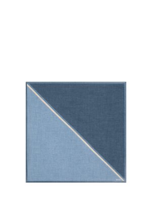 Kwadratowa chusta z dwukolorowym, dwutonowym niebieskim podziałem ukośnym i cienką białą linią dzielącą kolory, widoczna faktura tkaniny.