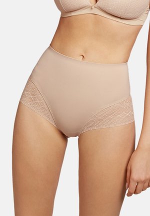 Culottes taille haute en tissu nude avec des panneaux en dentelle sur les côtés. Texture lisse et design sans coutures pour le confort et la couvrance.