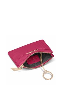 Portafoglio in pelle rosa con chiusura a zip, dotato di slot per carte, un interno nero e una catena dorata con un attacco per portachiavi.