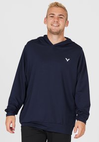 Marinblå långärmad hoodie gjord av ett slätt tyg, med en framficka, dragsko i huven och en liten logotyp på bröstet.