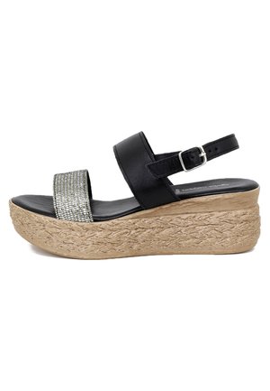 Sandali wedges neri con una fascia larga e texturizzata in glitter e una cinghia alla caviglia regolabile. La base rivestita in juta aggiunge una texture naturale.