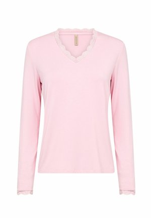 Lichtroze shirt met lange mouwen, voorzien van een V-hals met een getande kanten rand bij de kraag en mouwboorden, gemaakt van zachte stof.