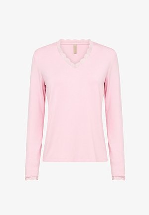 Cămașă roz pal cu mâneci lungi, având un decolteu în V cu bordură din dantelă ondulată la guler și la manșetele mânecilor, confecționată dintr-un material moale.