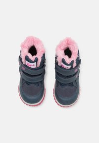 Modré a růžové dětské boty s umělou kožešinou, se dvěma suchými zipy a gumovou podrážkou se růžovými detaily a hvězdnými vzory.