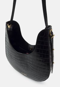 Czarna torebka wykonana z teksturowanej skóry z embossem w kształt krokodylej skóry. Posiada zaokrąglony kształt, pojedynczy pasek, złote akcenty i zapięcie na zatrzask.