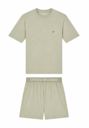 T-shirt verde chiaro a maniche corte con pantaloncini abbinati, logo Emporio Armani sul petto e sulla cintura, set disteso su sfondo bianco.
