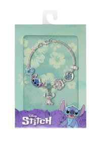 Braccialetto con charm in argento caratterizzato da perline multicolori, tra cui una figura di Stitch blu, un fiore e accenti decorativi, all'interno di una scatola turchese.