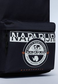 Zaino navy con tessuto testurizzato, dotato di un logo bianco ben visibile e dettagli grafici circolari, tra cui una mappa dell'Antartide e l'anno 1987.