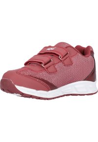 Baskets de sport rouges avec un dessus en maille texturée, des straps en Velcro ajustables, une semelle en caoutchouc et un col rembourré pour le confort.
