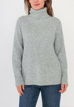 Pull en maille côtelée gris avec un col roulé, doté de manches longues, fabriqué en matériau tricoté doux et texturé. Le pull a une coupe décontractée avec un col haut.